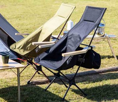 【フィールドア ポータブルチェア ハイバック】肘掛のある組み立て式はポイント高し