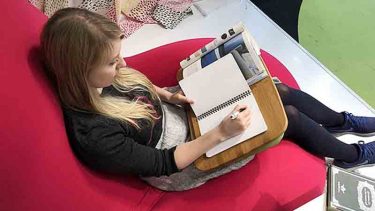 【Traybo2.0（トレイボー2.0）】膝の上がデスクに！こんなテーブルが欲しかった！